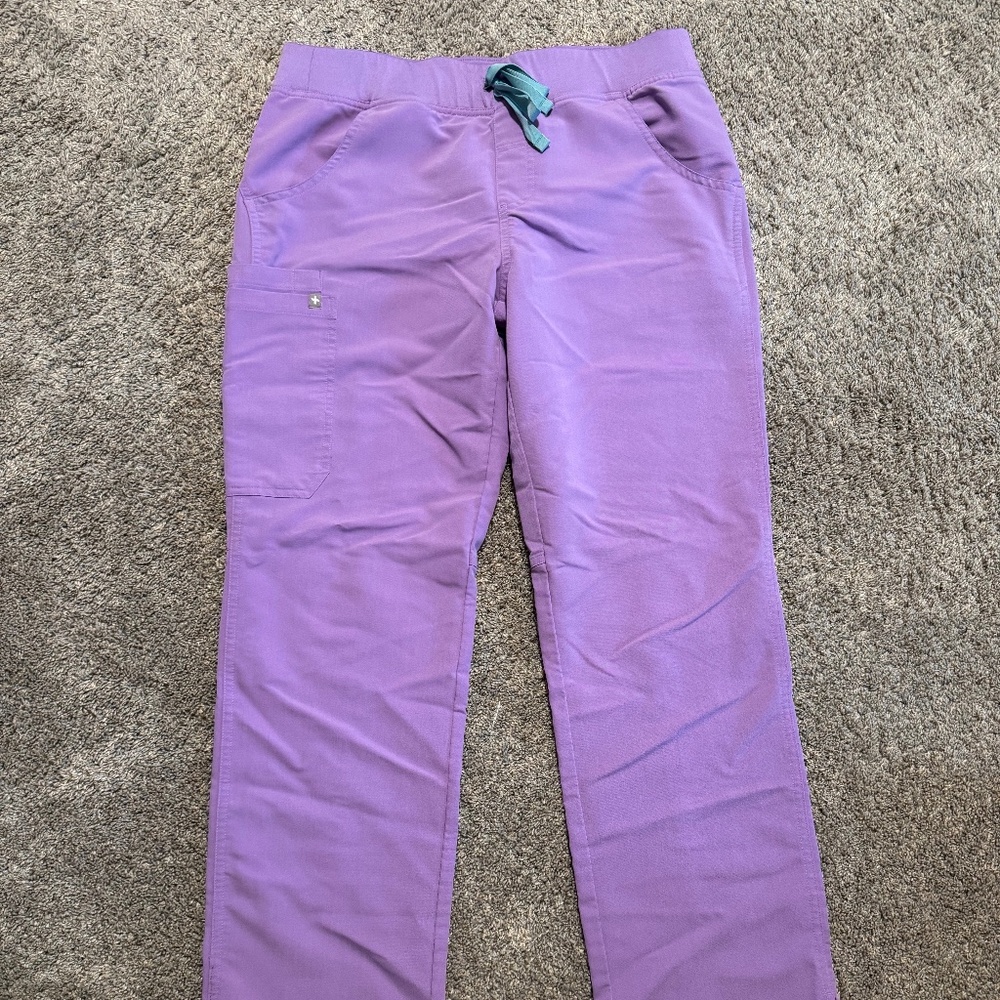 FIGS Women’s Kade Cargo scrub pants - Lilac Dawn/M